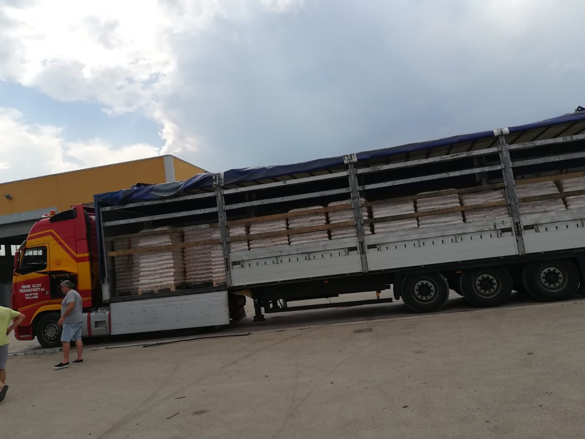 Camion carico di bancali di prodotti Strobile