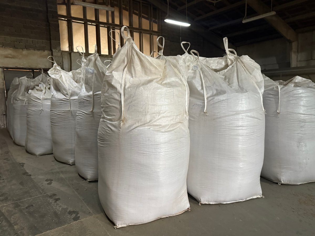 Πέλλετ αποξηραμένων στεμφύλων μήλου σε big bag στην αποθήκη