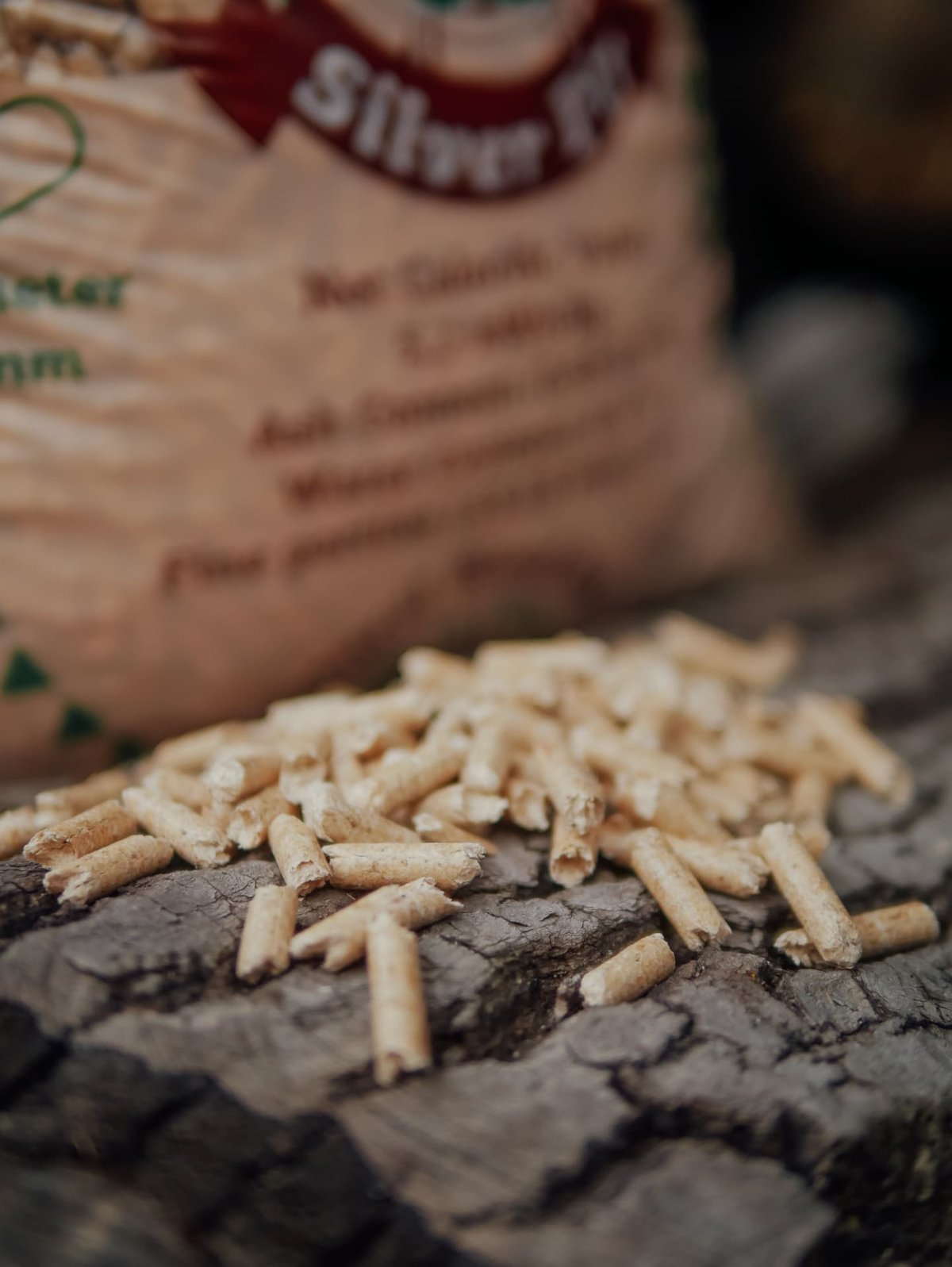 Virgin Wood Pellets 6 mm in primo piano su un ceppo