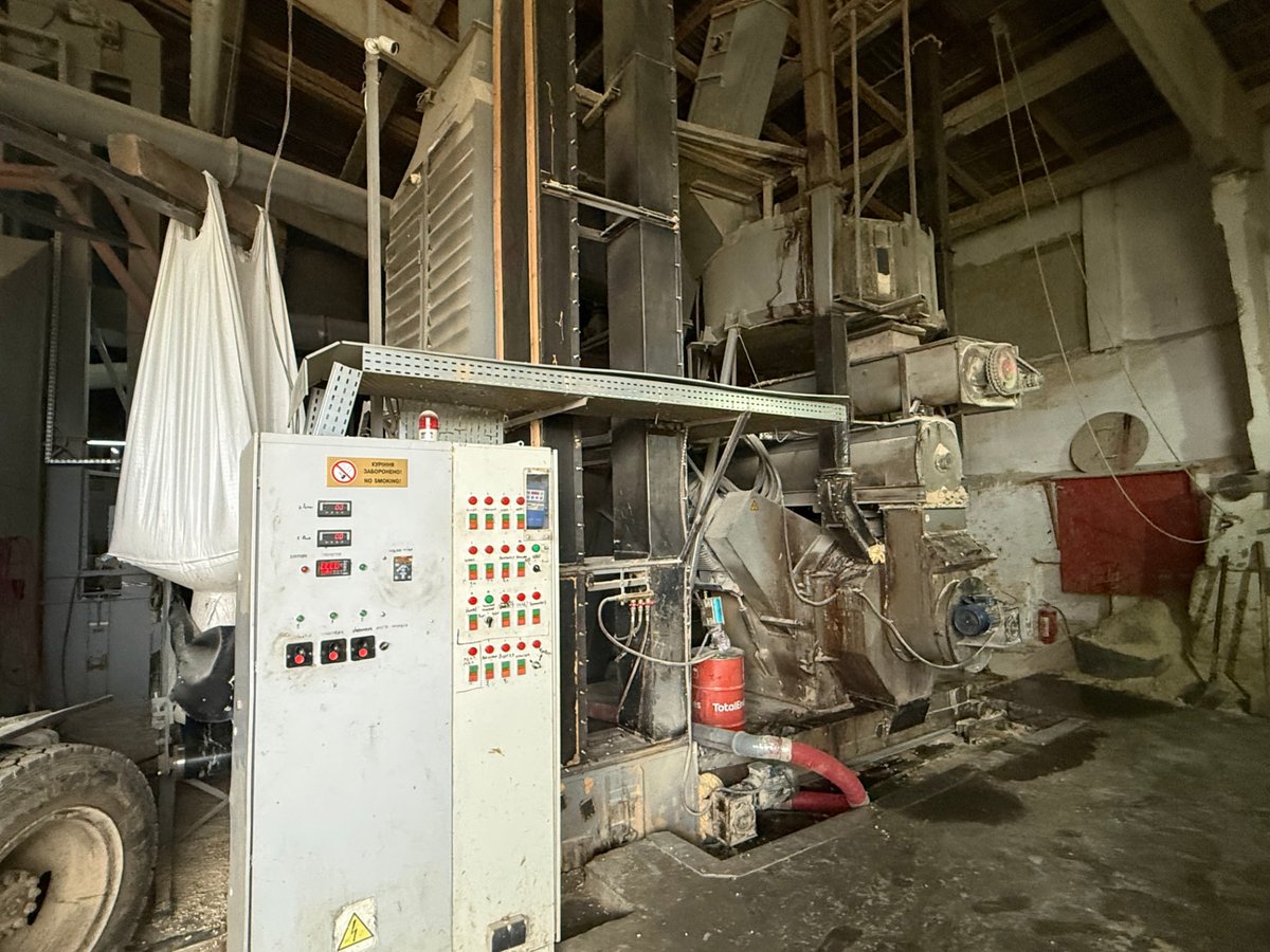 Pellettatrice con quadro di comando nello stabilimento Strobile