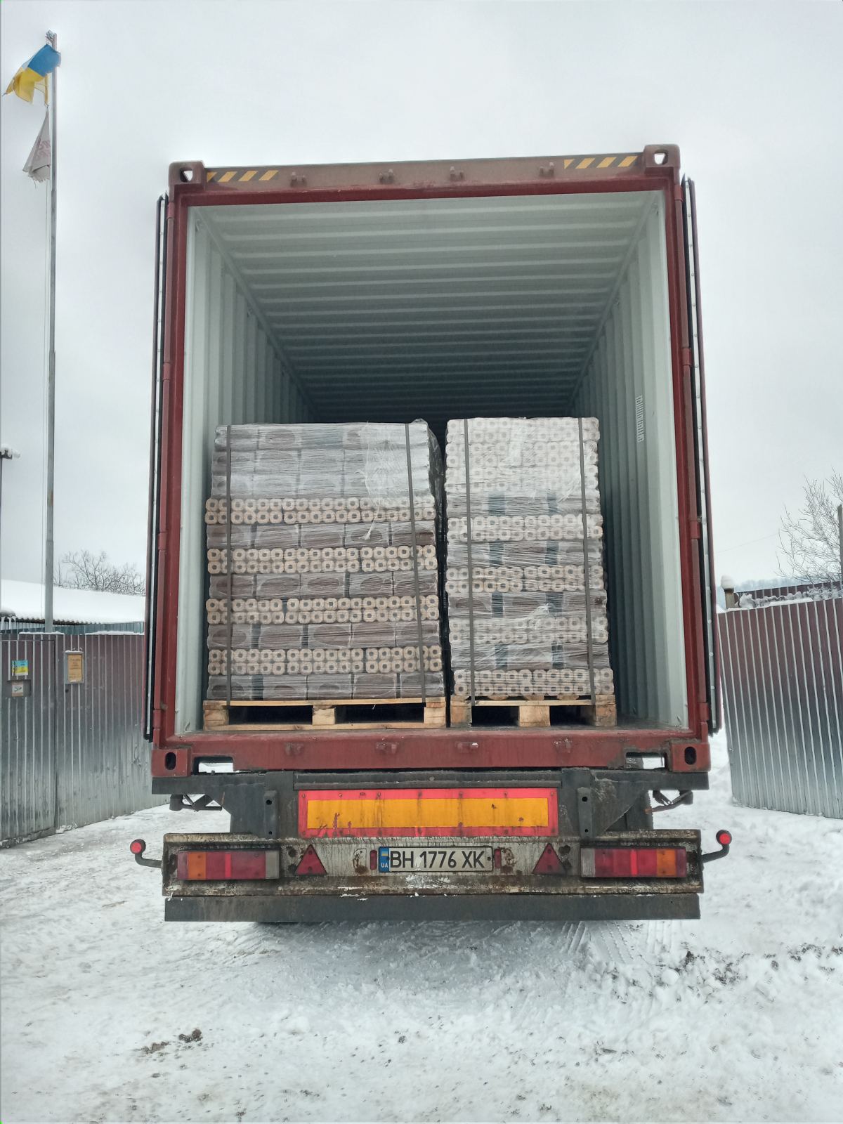 Container caricato con bancali di bricchetti Strobile