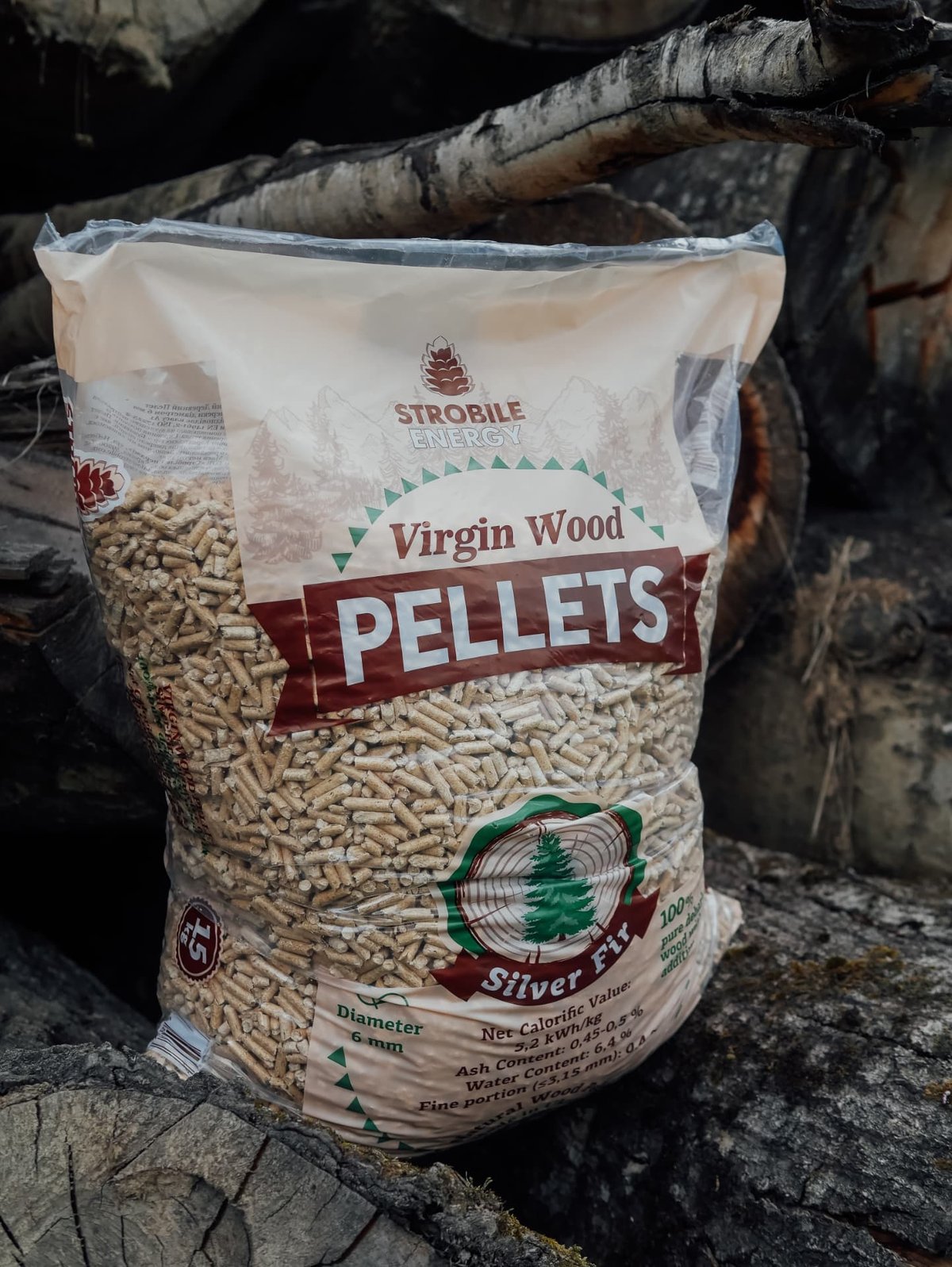 Sacco da 15 kg di Strobile Virgin Wood Pellets pieno di pellet chiari