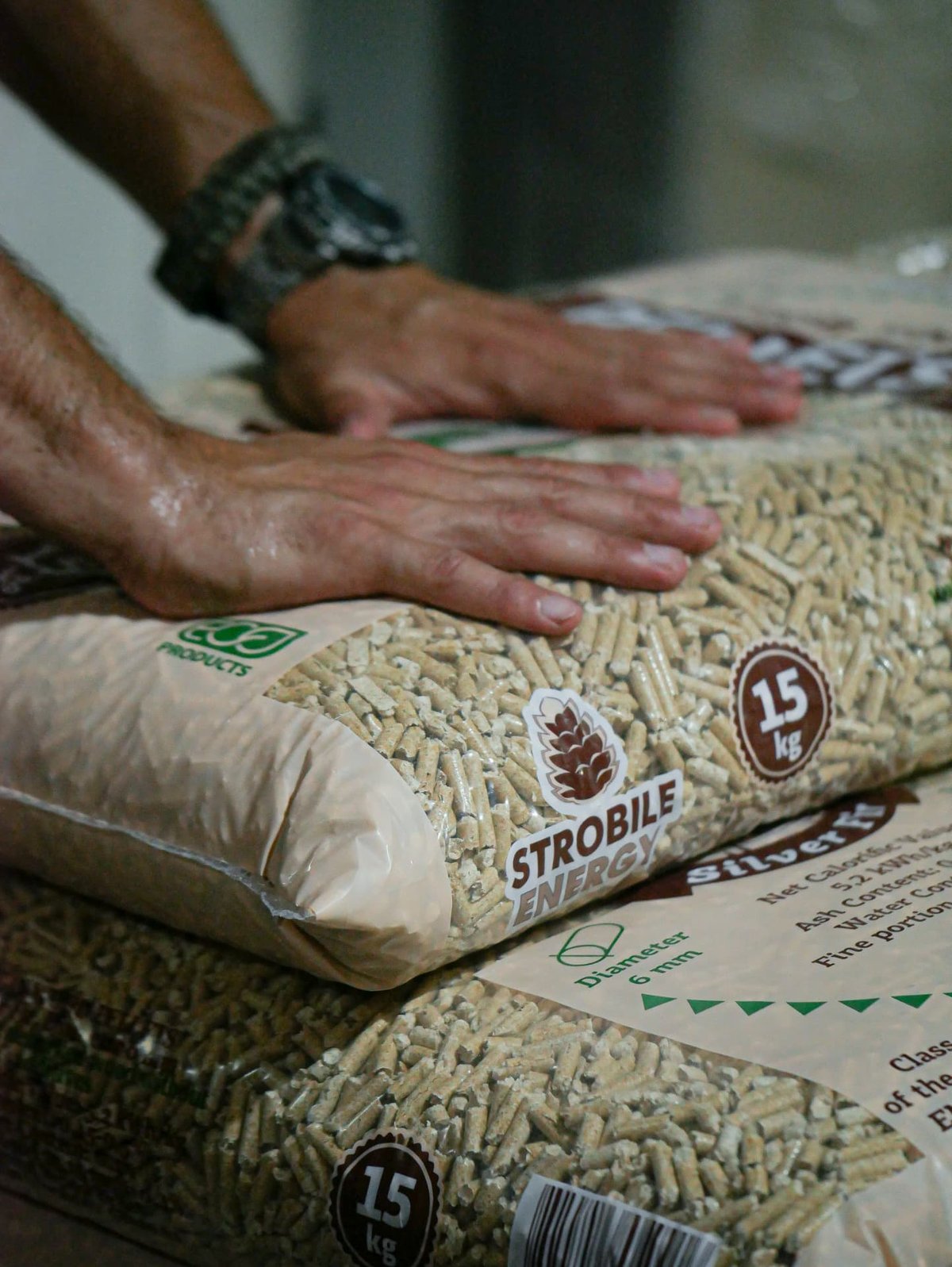 Sacchi da 15 kg di Virgin Wood Pellets impilati prima della spedizione