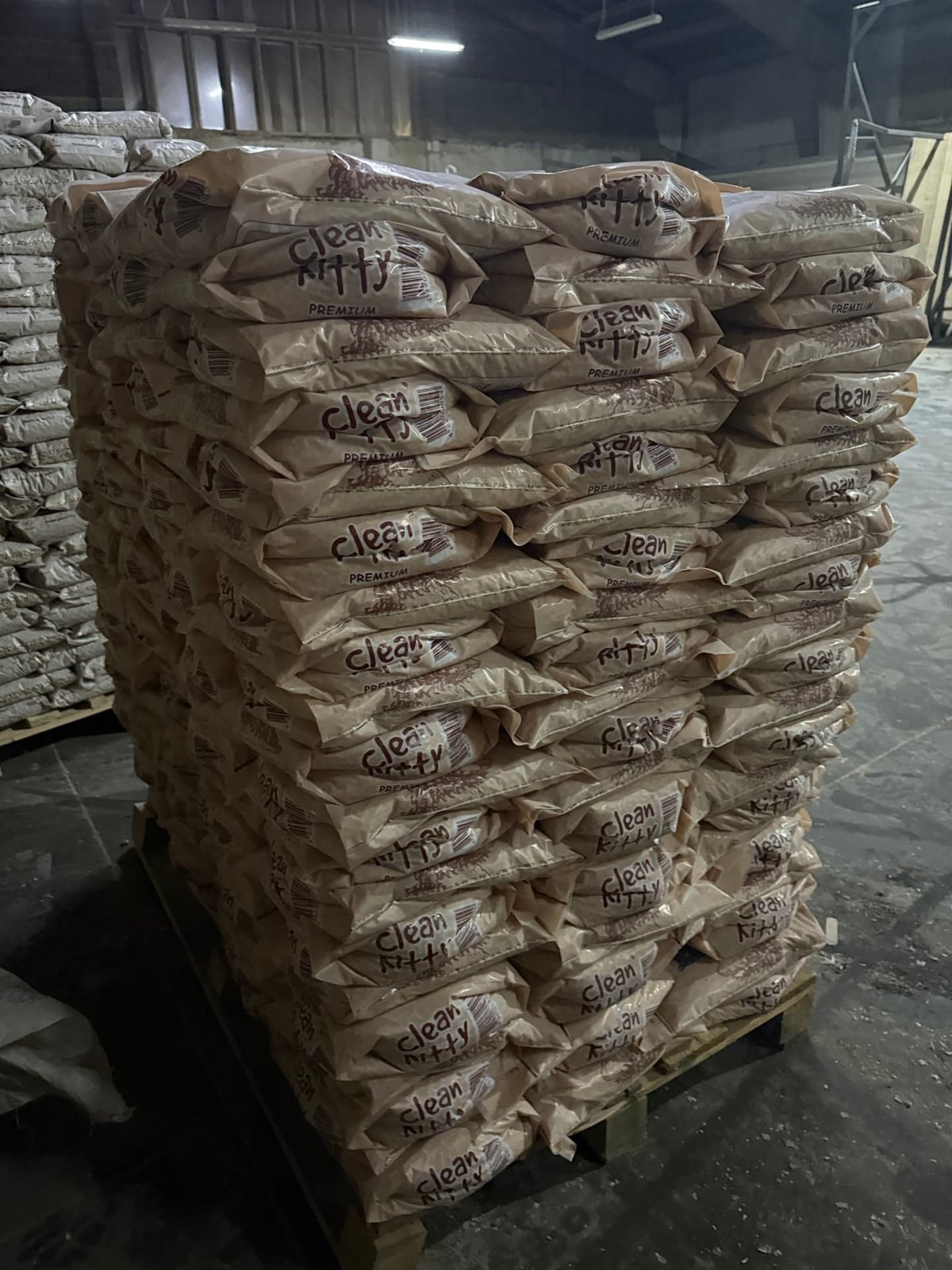 Un bancale di sacchi Clean Kitty PREMIUM da 3 kg in magazzino prima della spedizione