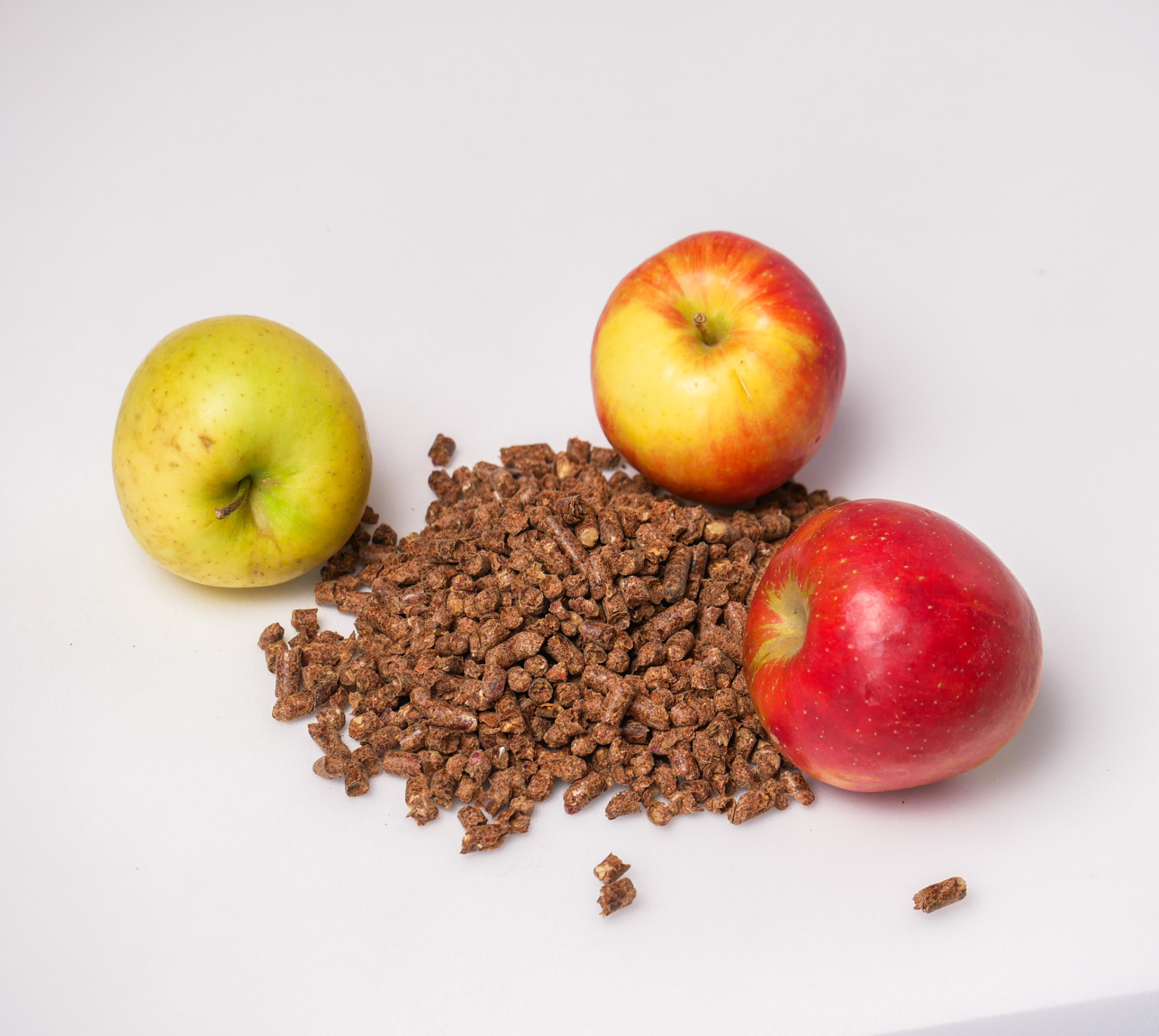 Dried Apple Pomace Pellets for Animal Feed, 100% Apple Pomace, granules 8 mm, big bag (1050 kg) — Strobile product photo
