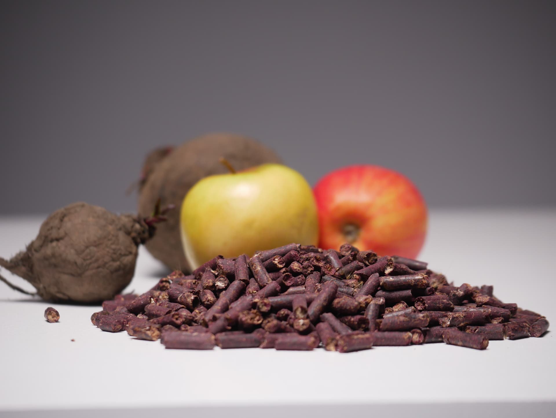 Apple–beet pomace pellet mix