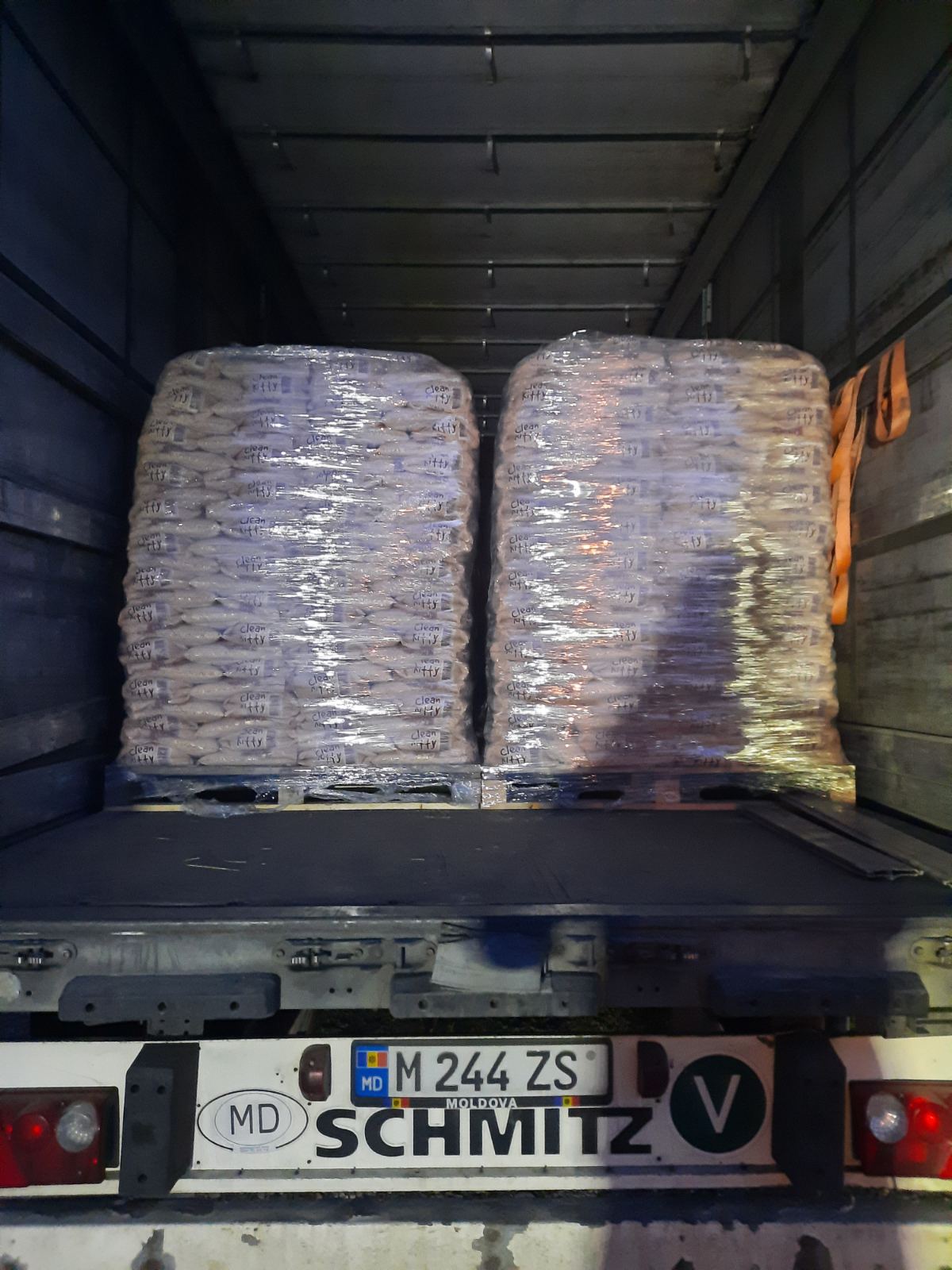 Un camion centinato con bancali di Clean Kitty avvolti nel film estensibile