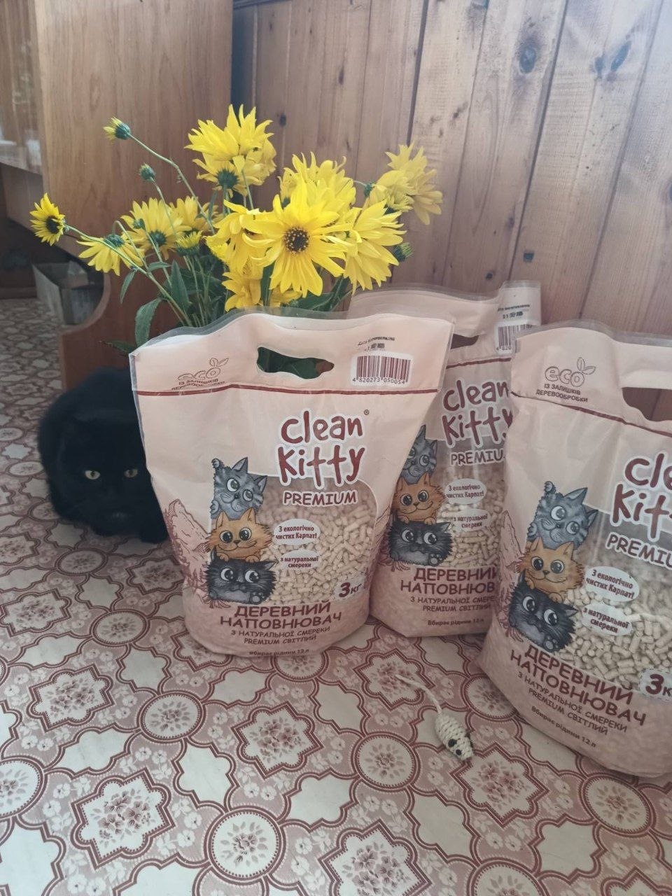 Tre sacchi Clean Kitty PREMIUM con un gatto nero che sbuca da dietro