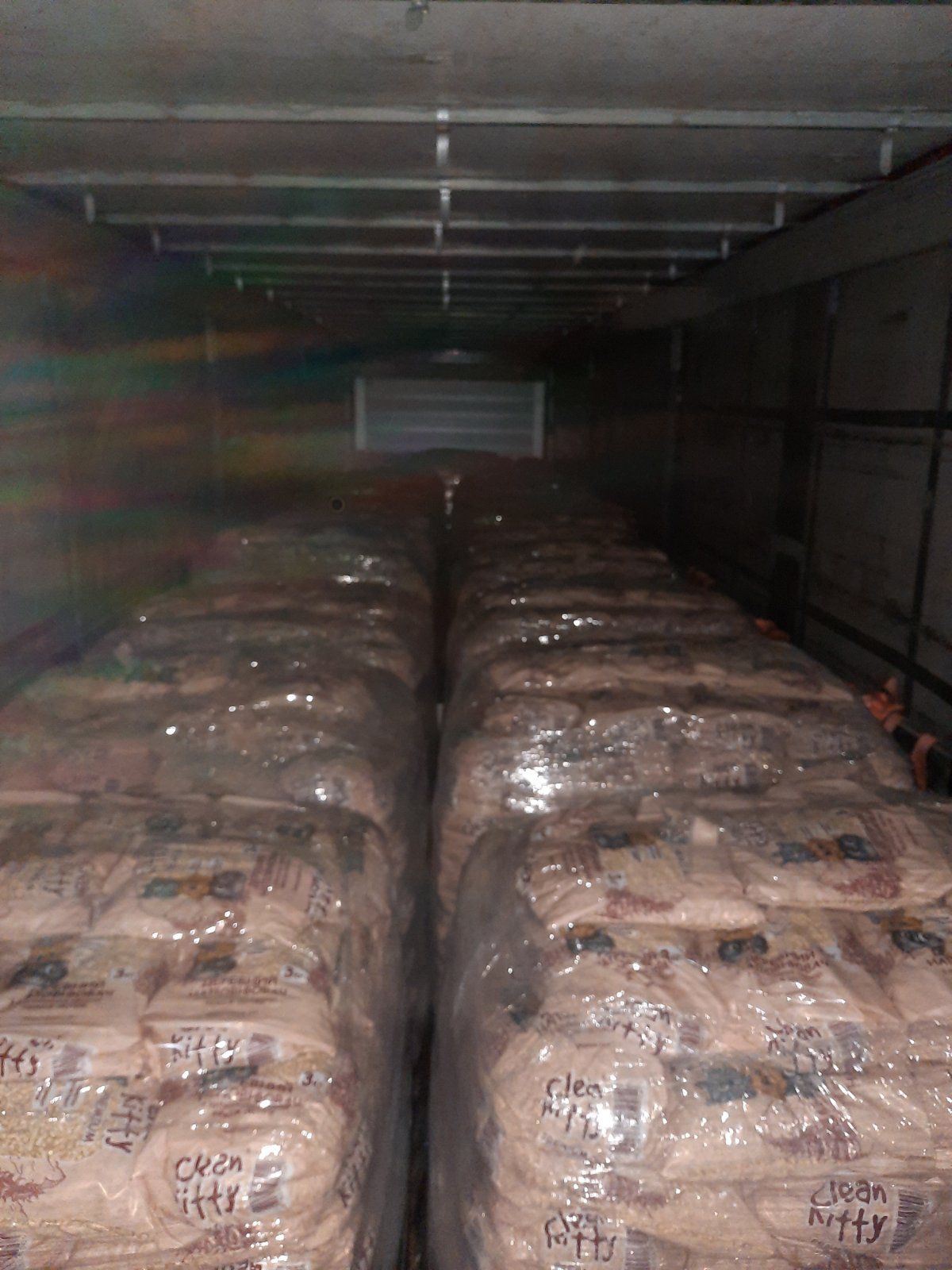 Dentro il camion: due file di sacchi Clean Kitty pallettizzati