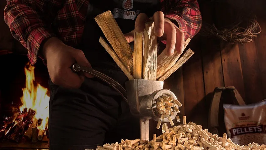 Pellet di legno chiaro direttamente dalla produzione
